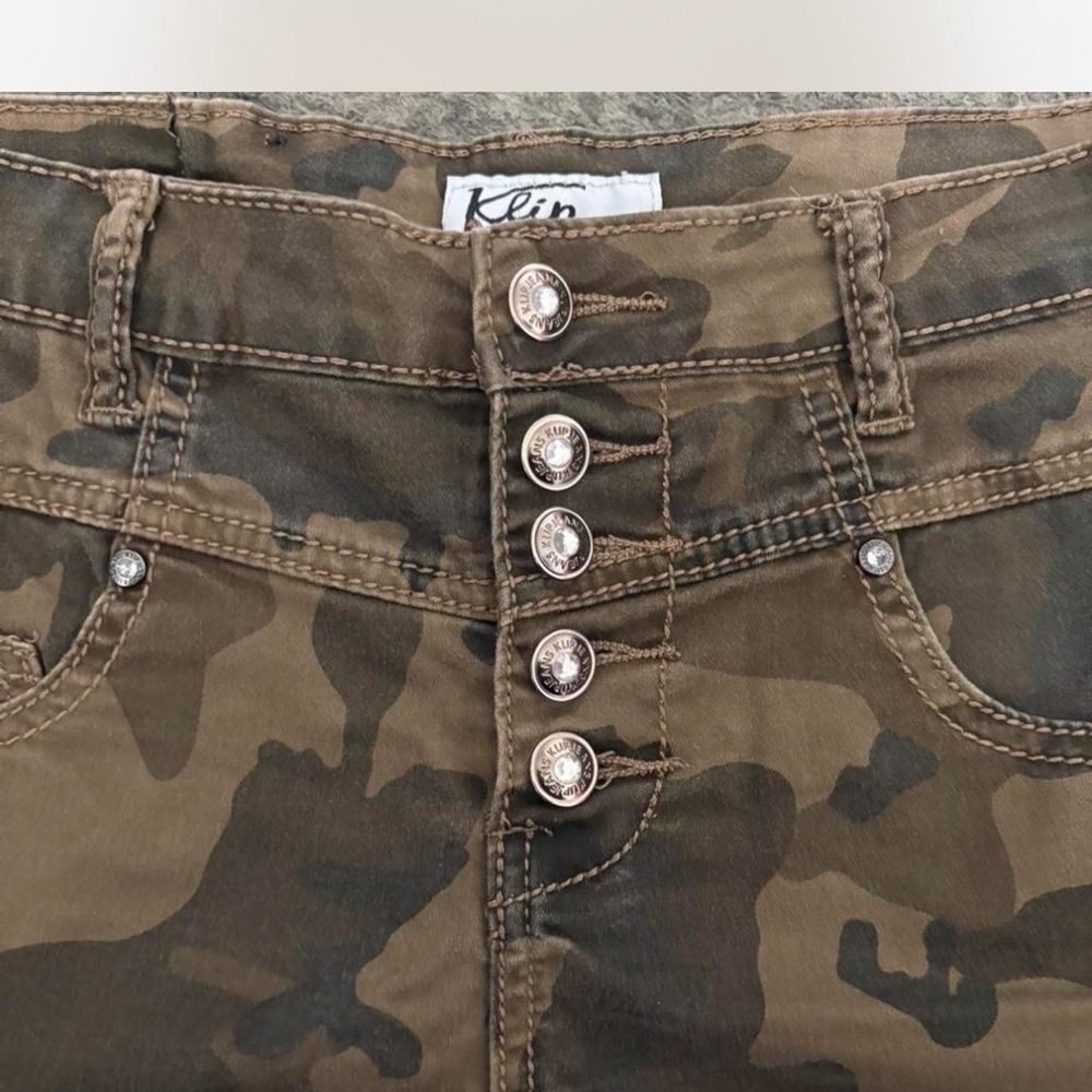 Vintage Camouflage High-Waisted Women Shorts - Picture 3 of 4
